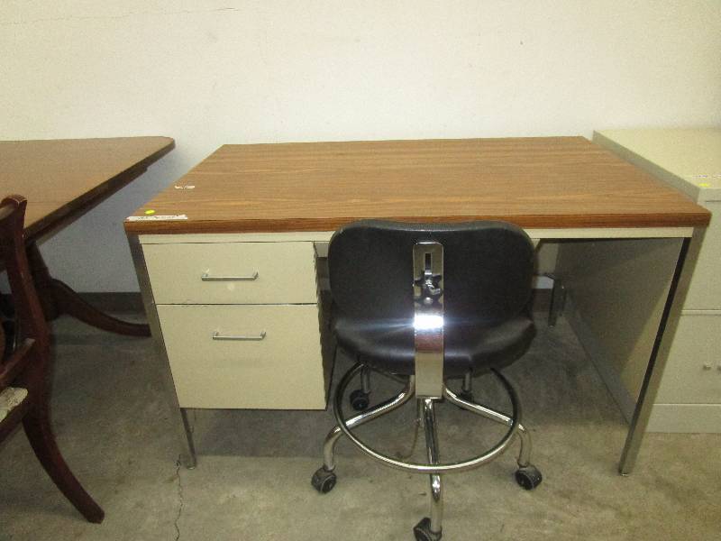 lot 15 image: Wooden and metal desk 48X30X29 comes w chair