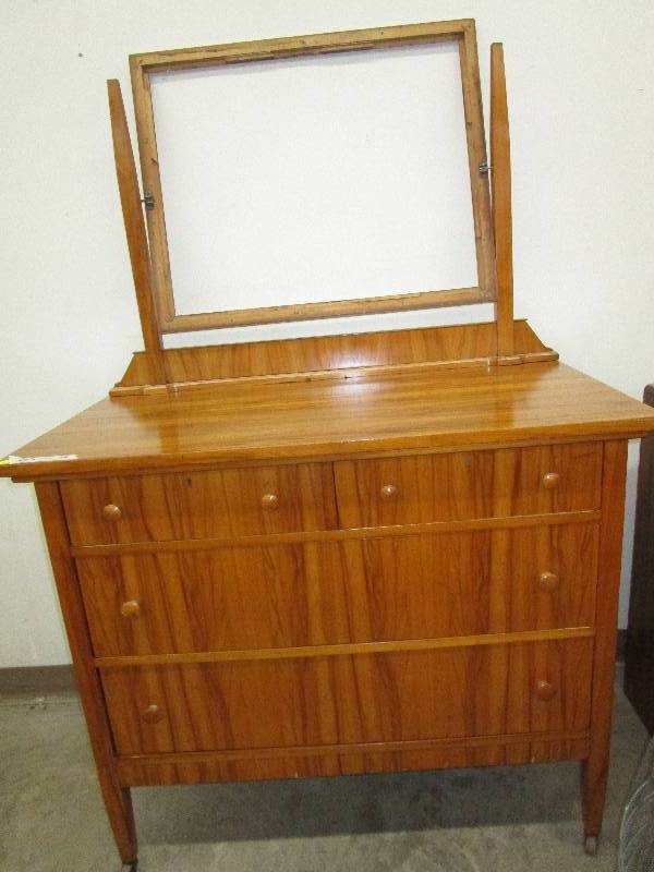 lot 20 image: dresser, 4 drawers, 42X21X36 w out mirror. Mirror does not have glass. Mirror is 30X24