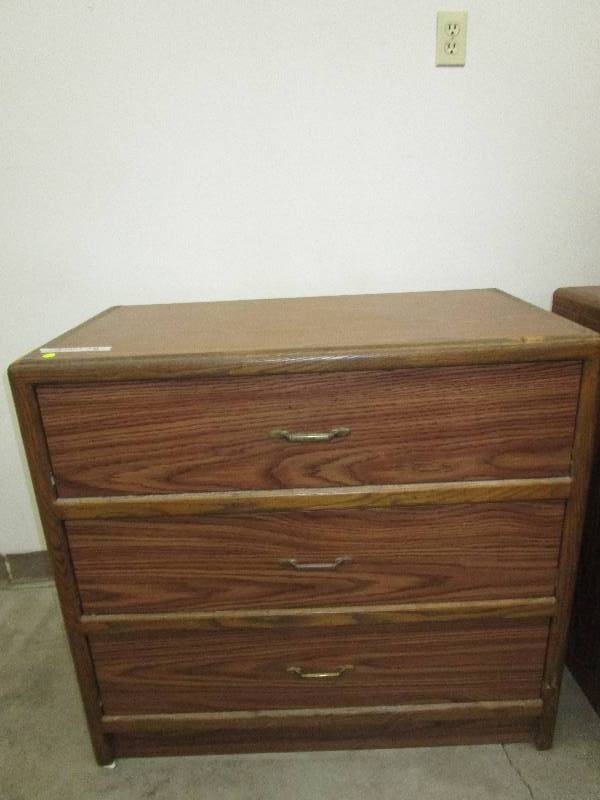 lot 21 image: 3 drawer dresser, 36.5X20X33.5