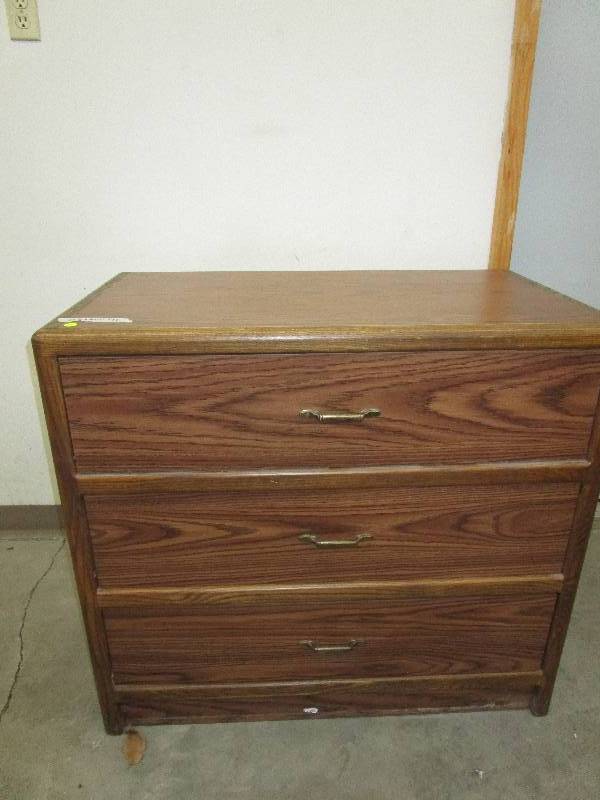 lot 22 image: 3 drawer dresser, 36.5X20X33.5
