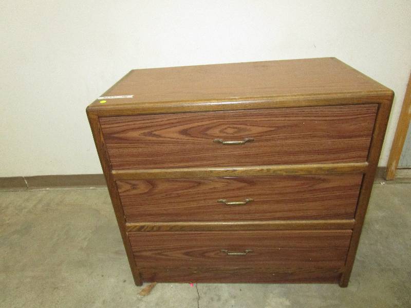 lot 23 image: 3 drawer dresser, 36.5X20X33.5