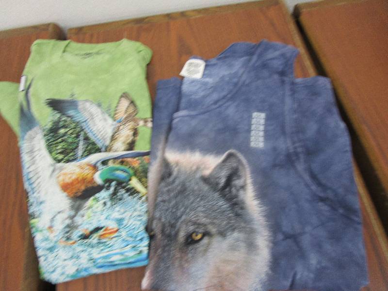 lot 26 image: 2 shirts XXL