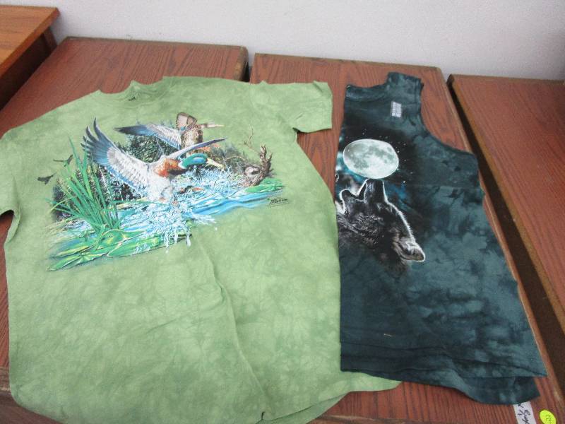 lot 28 image: 2 shirts large