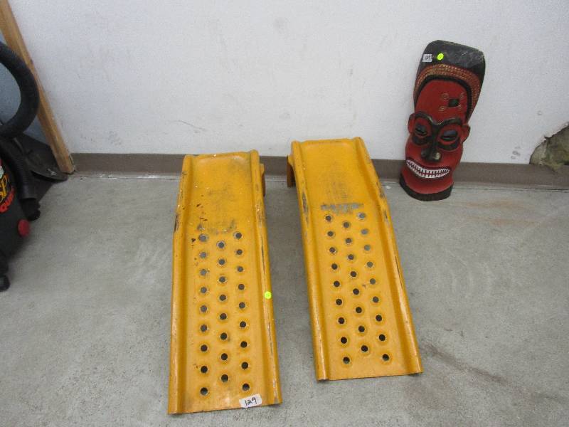 lot 45 image: Car ramp