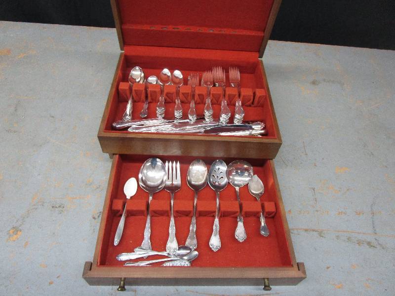 lot 63 image: Oneida Community Silverware Set, 12 Dinner Forks, 12 Knifes, 12 Salad Forks, 12 Cereal Spoons, 6 Bigger Spoon, Jelly Spoon, 6 Serving Spoons with a few extra. McGraw Tarnish Proof Silverware Chest