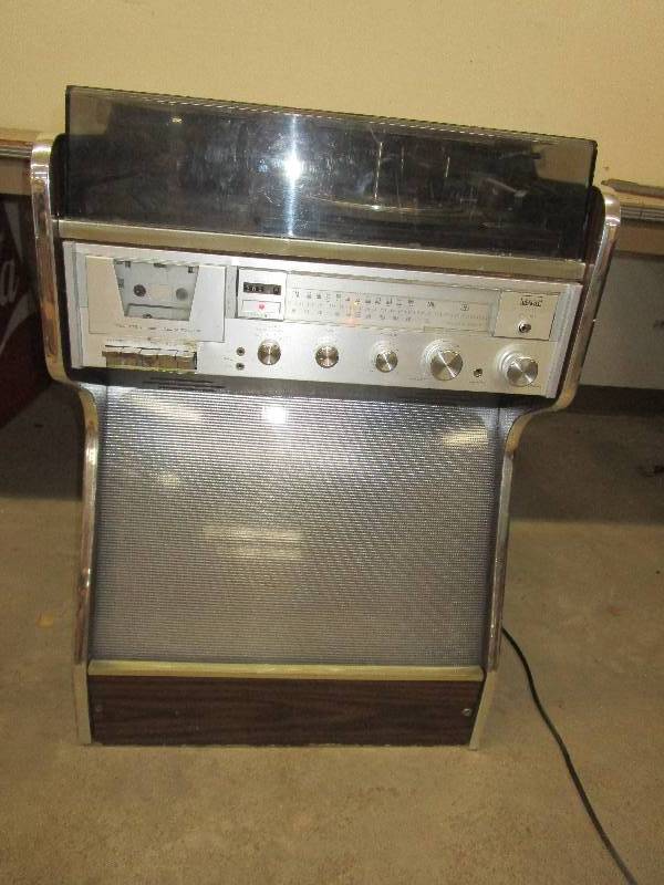 lot 88 image: Montgomery Ward Radio Casset Players, Flashing Lights, Does Work, Speakers Need Work