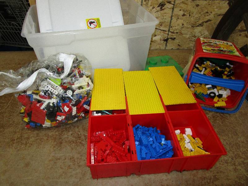 lot 107 image: Tub Full of Small Legos
