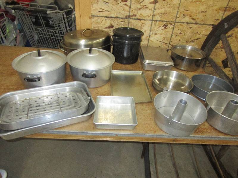 lot 114 image: Angel Food Cake Pan, Roaster, Kettle, Bar Pans,
