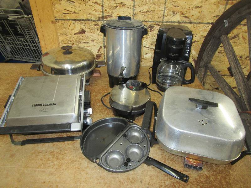 lot 117 image: Various Kettles and Small Appliances