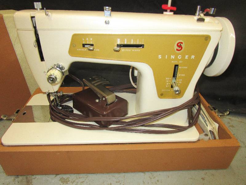 lot 124 image: Singer Sewing Machine