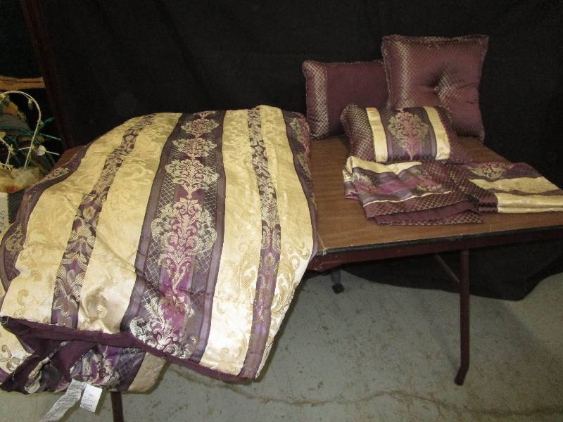 lot 140 image: Mainstayes King Size Comforter Set