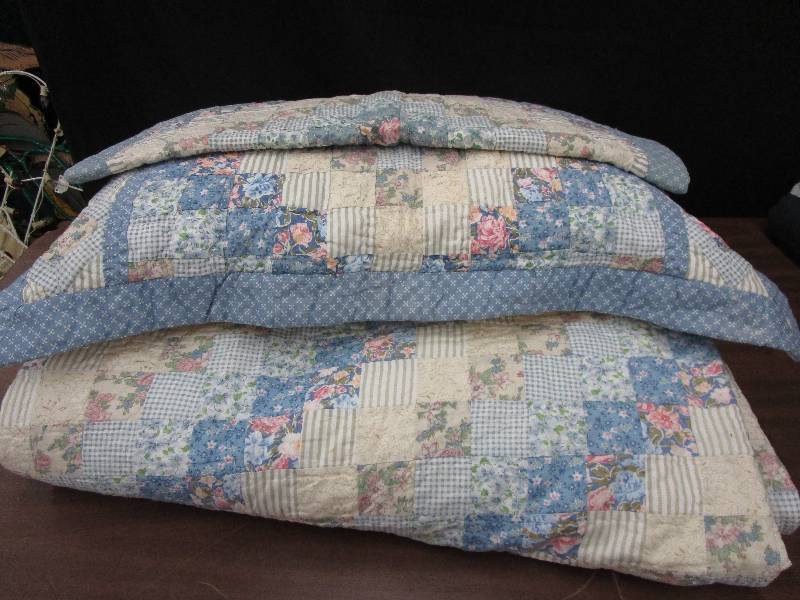 lot 143 image: Queen Size or Bigger Handstichede Breadspread and 2 Shams
