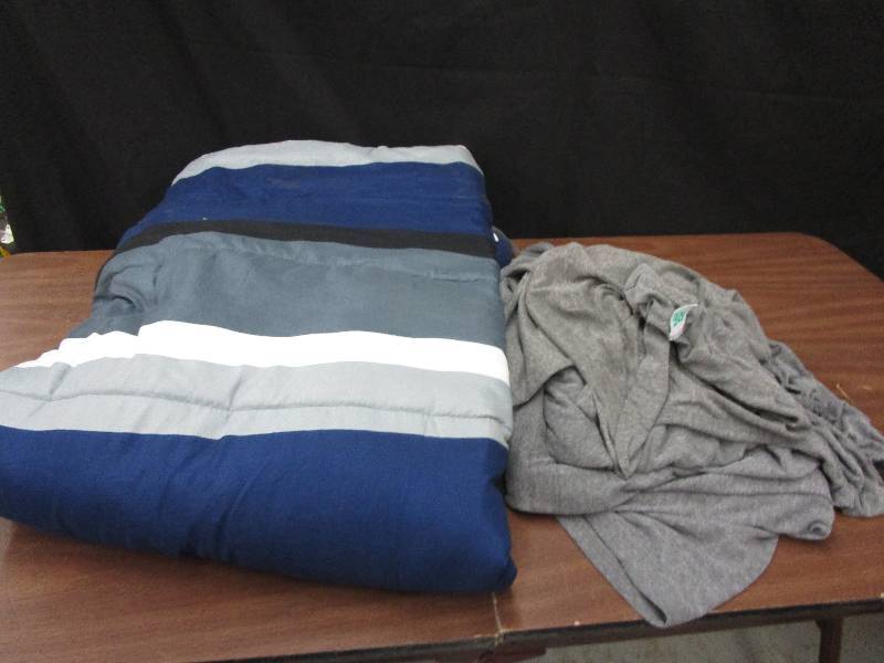 lot 145 image: Twin Size Confortor and Sheets Set