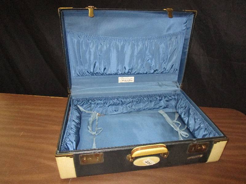 lot 147 image: Vintage Suitcase
