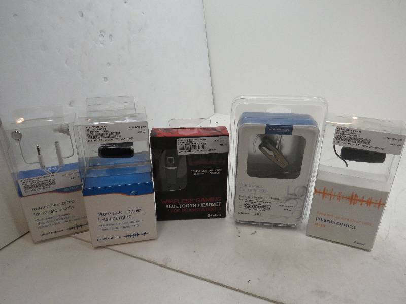 lot 44 image: LOT OF 5 EAR BUDS AND BLUE TOOTH RECEIVERS
