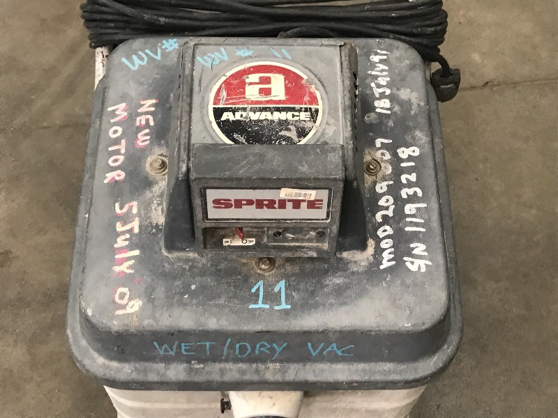 lot 27 image: Advance Sprite Commercial WetDry V...