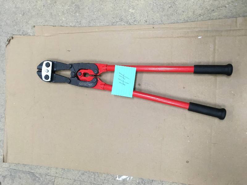 bolt cutter in working conditions