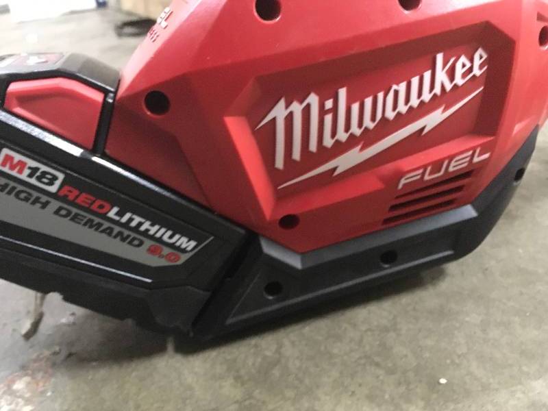 lot 10 image: MILWAUKEE M18 FUEL 18-Volt Lithium-ion Brushless Cordless String Trimmer Kit with 9.0Ah Battery and Rapid Charger in working conditions