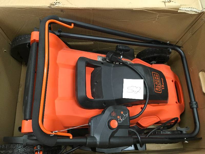lot 52 image: Black & Decker 20 in. 13-Amp Corded Electric Walk Behind Push Lawn Mower  MISSING BAG in working conditions