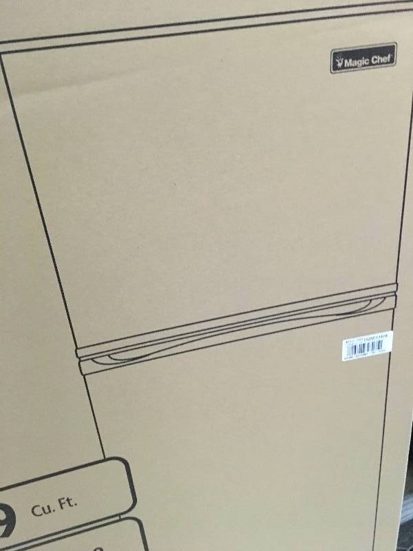 lot 96 image: Magic Chef 9.9 cu. ft. Top Freezer Refrigerator in White new