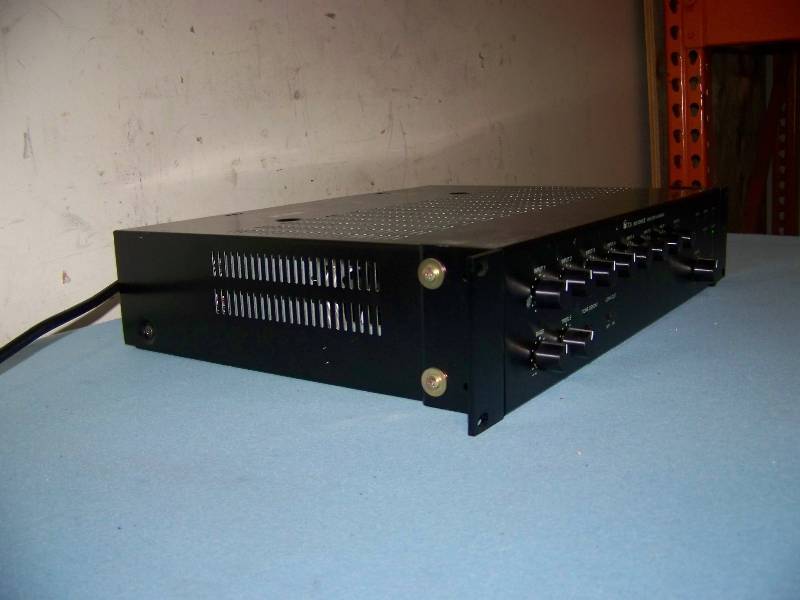 lot 36 image: TOA, 900 Series II, 8 Channel Mixer  Power Amplifier  Amp with (4) Rear Modules