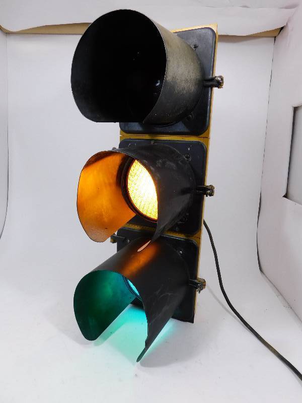 lot 20 image: Electric Stop Light