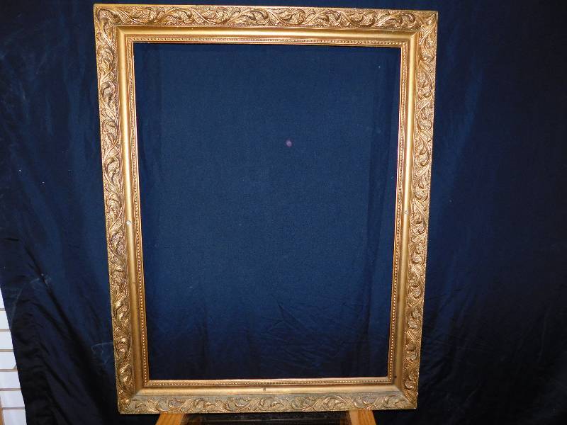 lot 31 image: Large Vintage Picture Frame