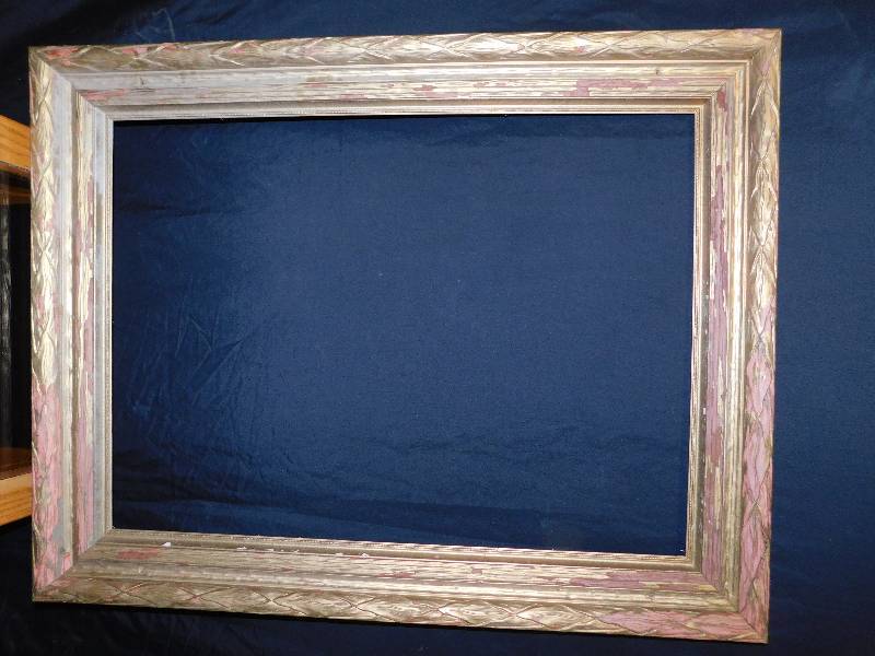 lot 32 image: Large Vintage Picture Frame