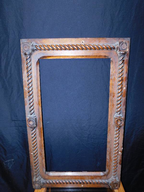 lot 33 image: Vintage Hand Carved Picture Frame