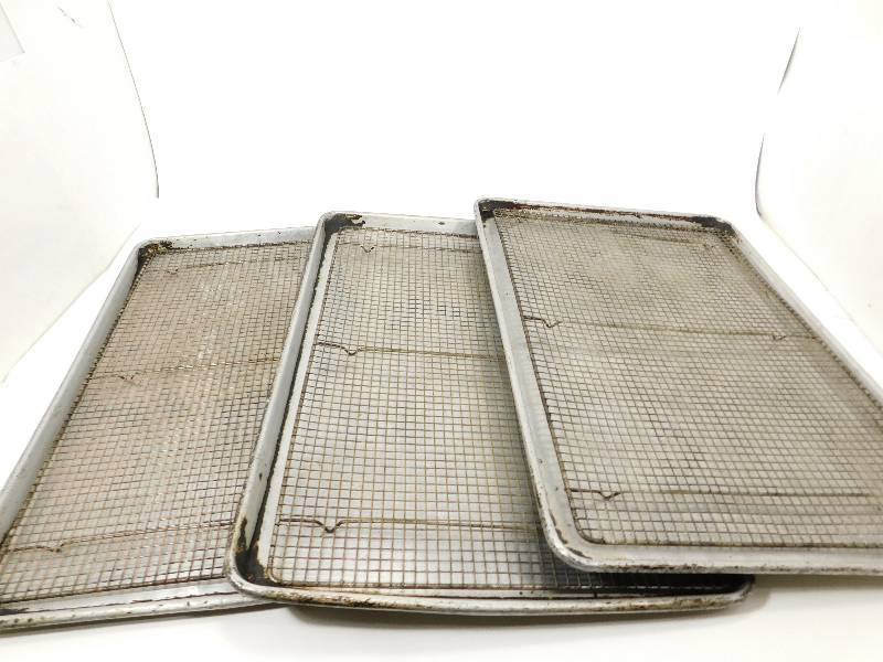 lot 55 image: Roasting Pans W Wire Drip Rack Or Cooling Rack Insert