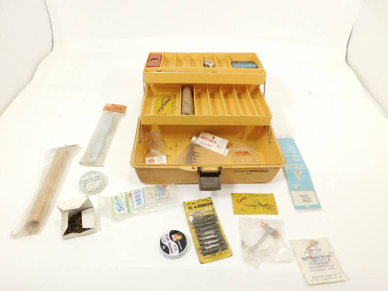 lot 60 image: Old Pal Woodstream 1050 Hard Plastic Fishing Tackle Box
