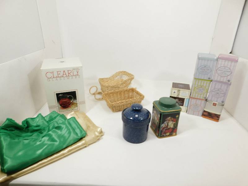 lot 65 image: Kitchen Items