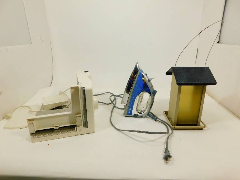 lot 122 image: Chefs Mark Electric Meat Slicer--Bird Feeder--Shark SteamSpray Iron