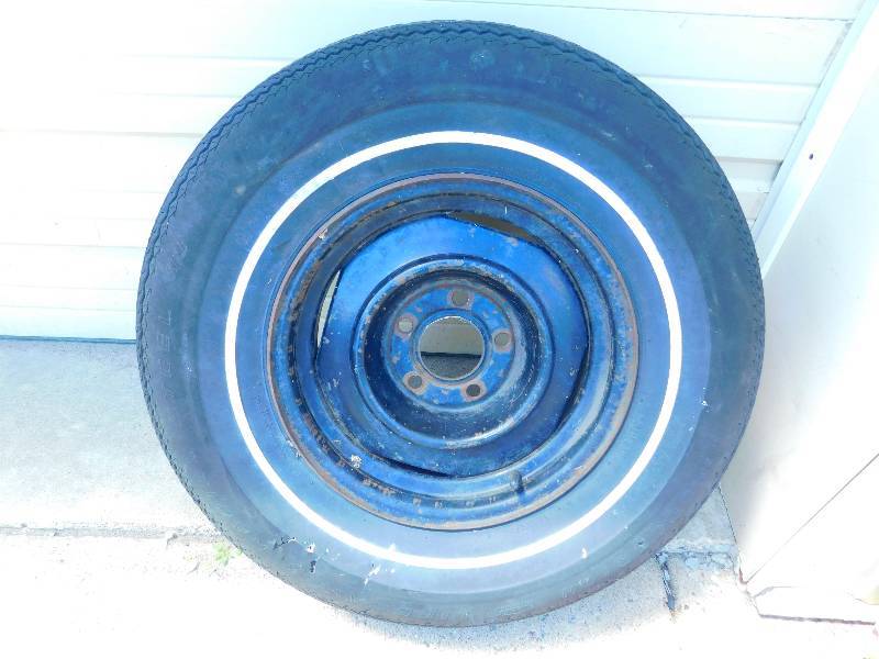 lot 106 image: Tire On Rim----LR70-15   Radial PLY