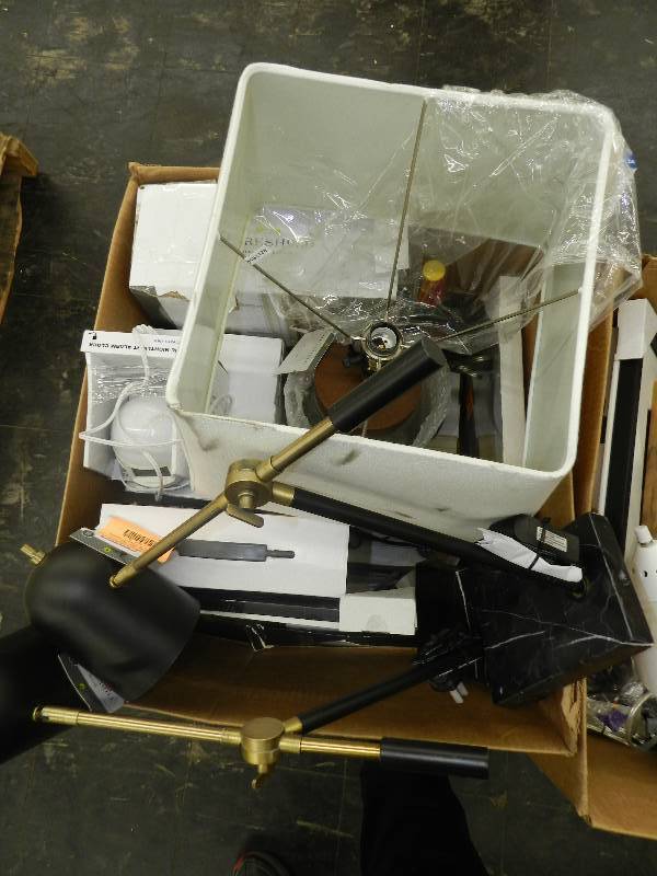 lot 112 image: BOXED LOT OF HOME DECOR ITEMS