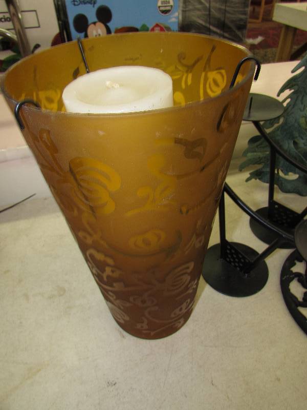 lot 118 image: HOME DECOR