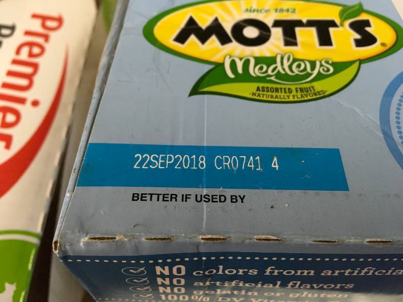 lot 124 image: MOTTS FRUIT SNACK 90CT, RETAIL $9.89