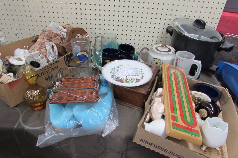 lot 557 image: MISC HOUSEHOLD ITEMS, DECOR