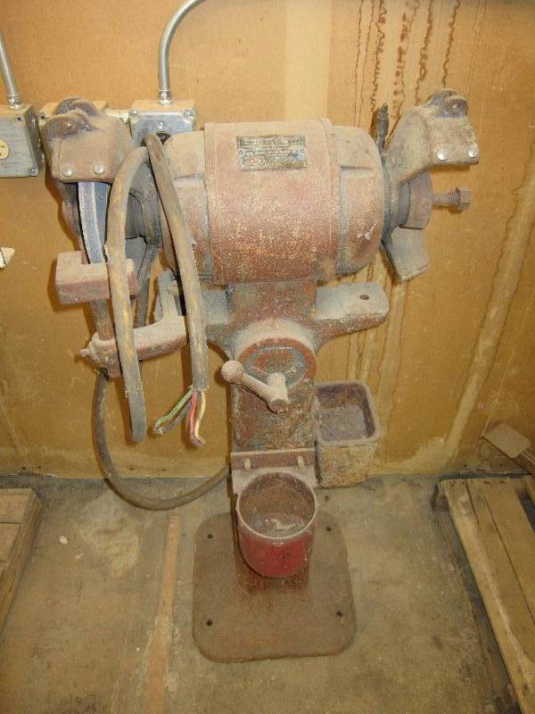 lot 7 image: Clarks electric grinder...