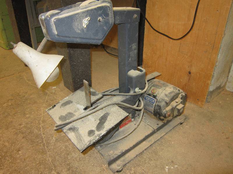 lot 9 image: Dayton Belt 8 Disc sander...