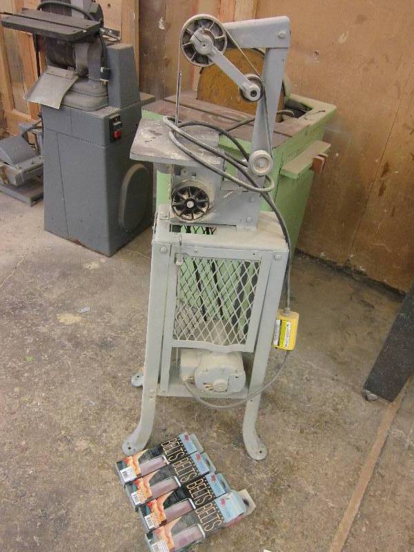 lot 11 image: Belt sander with 4 extra belts...