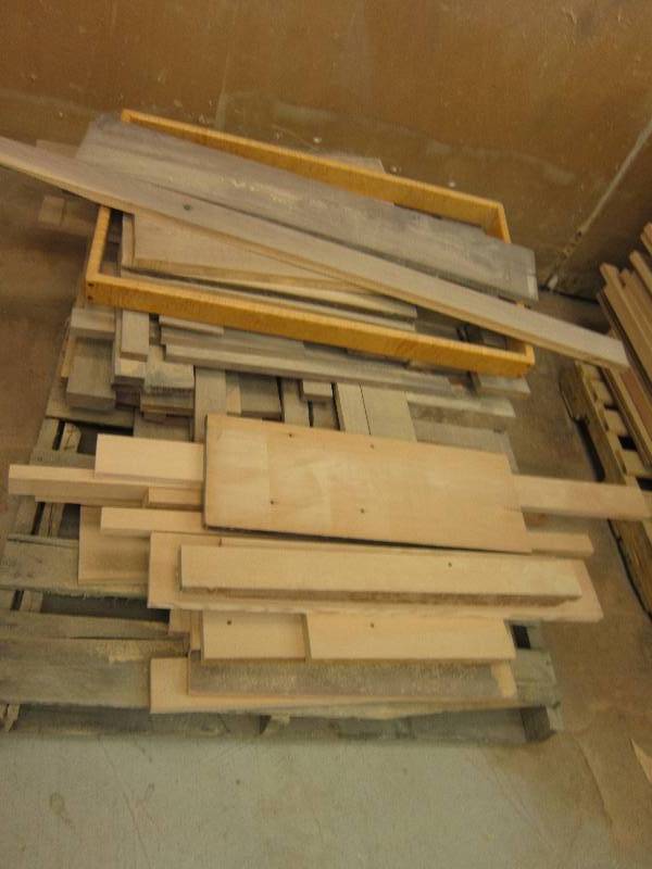 lot 25 image: Pallet of wood pieces, hardwood Dou...