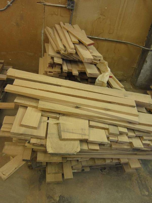 lot 26 image: Pallet of wood pieces, hardwood Mix...