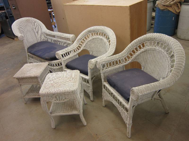 lot 28 image: Lot of wicker patio furniture...