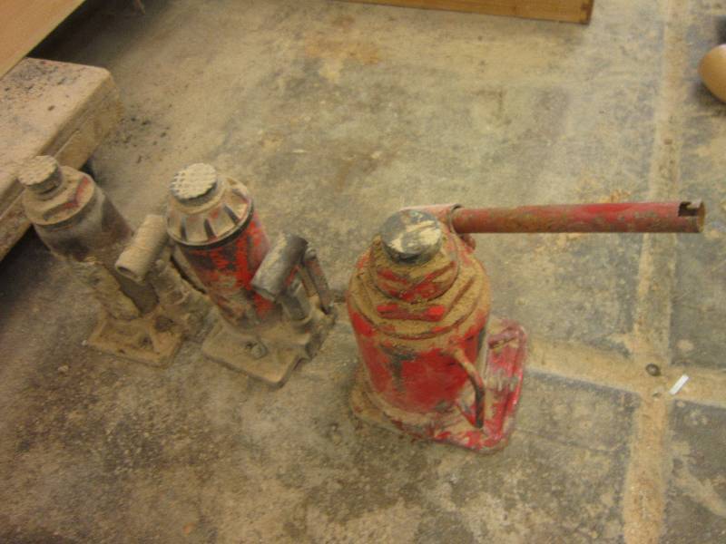 lot 133 image: 3 Bottle jacks...