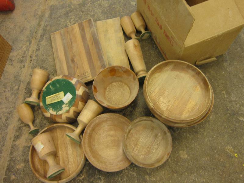 lot 134 image: Lot of wood bowls and goblets...