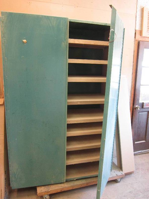 lot 157 image: 4 x 6.5 foor 19 inch deep metal sto...