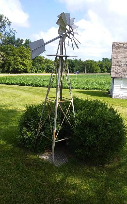 lot 3 image: 8 Foot Metal Frame Windmill
