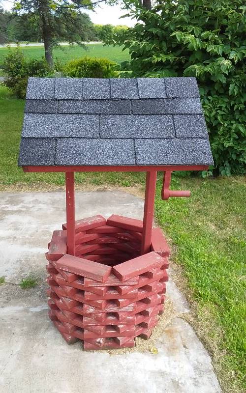 lot 4 image: Wood Wishing Well Planter
