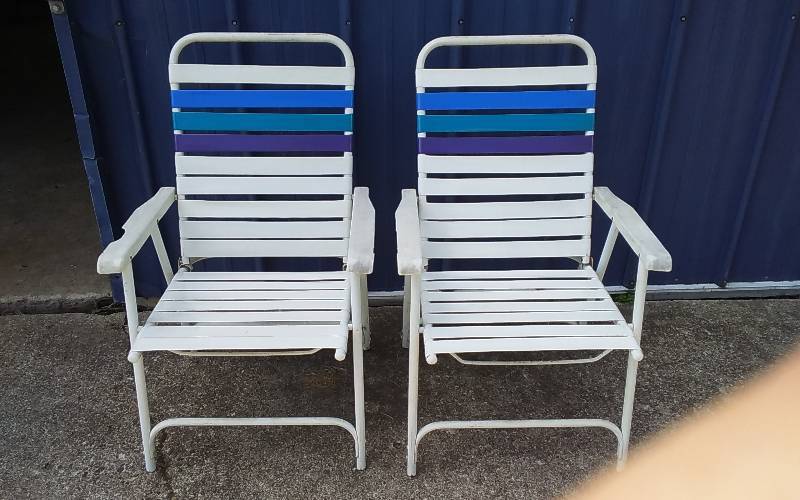 lot 11 image: 2-Folding Lawn Chairs